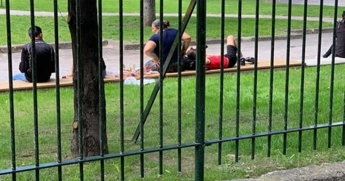 Milano, Beppe Sala inaugura un parco per i bambini: dopo tre ore è occupato dai rom