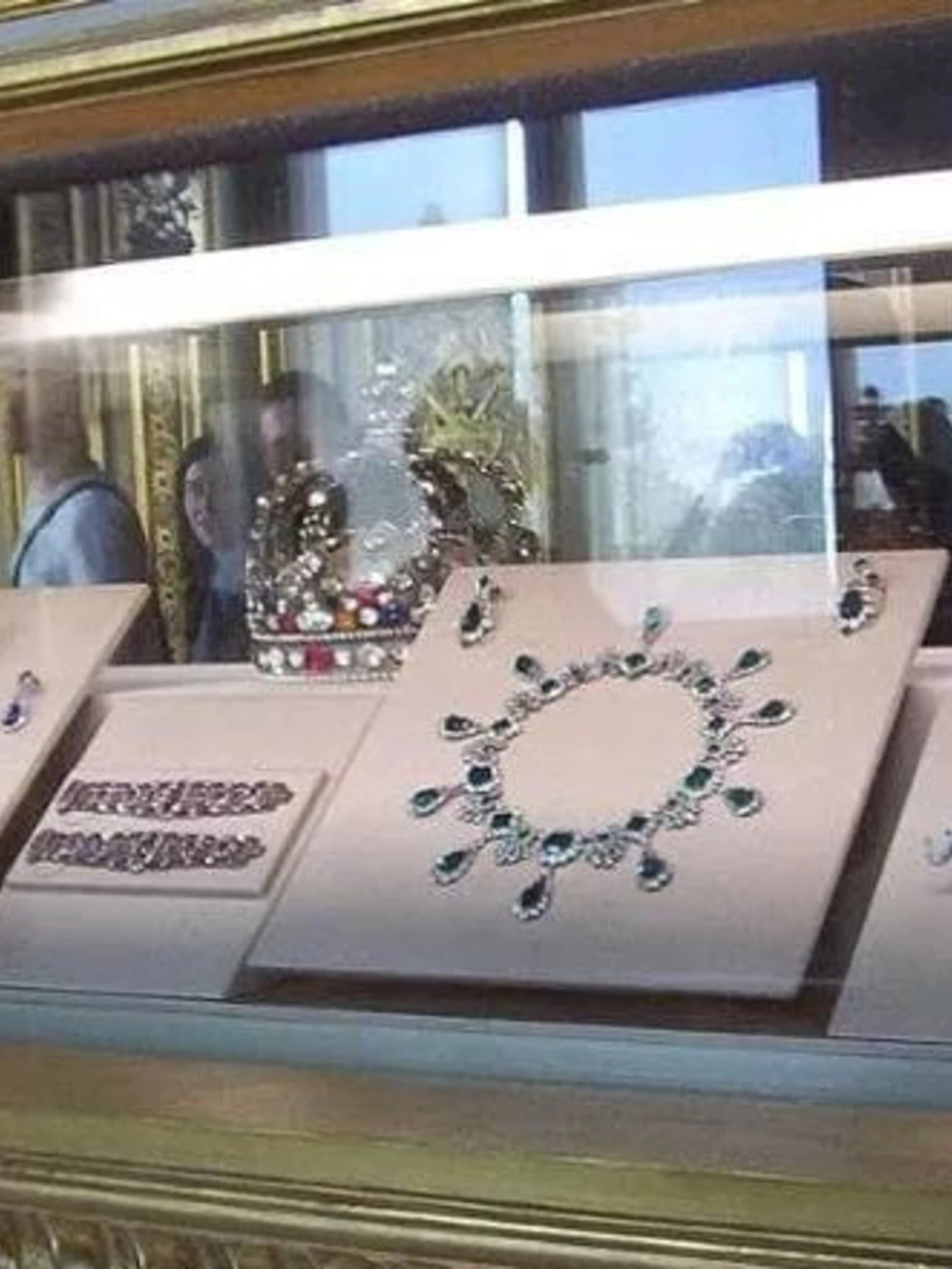 Clamorosa rapina al Louvre: "Rubati i gioielli di Napoleone", fuga in scooter