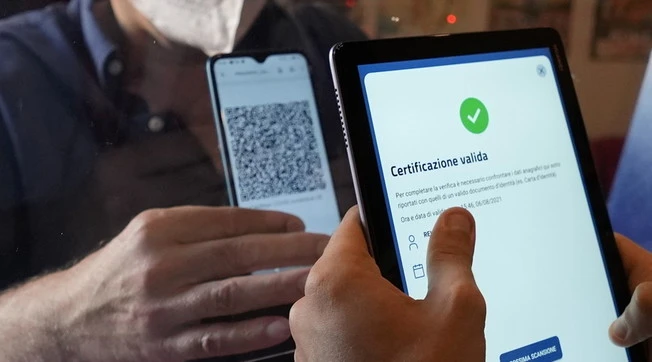 Roma, "inchiesta bomba e mezza città sputt***": falsi certificati vaccinali dal medico-vip: nomi pazzeschi