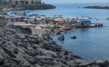 Campania, disastro dei sindaci rossi: spiagge piene di immondizia