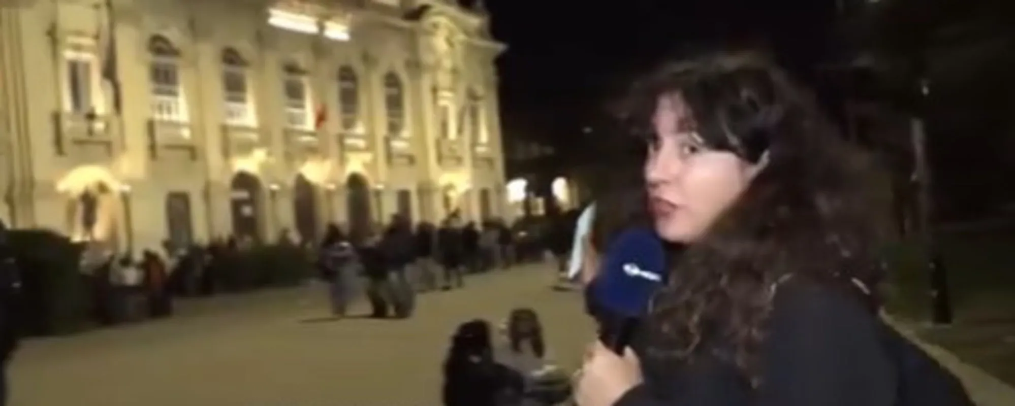 "Cosa stanno urlando in piazza". La prova della follia politica