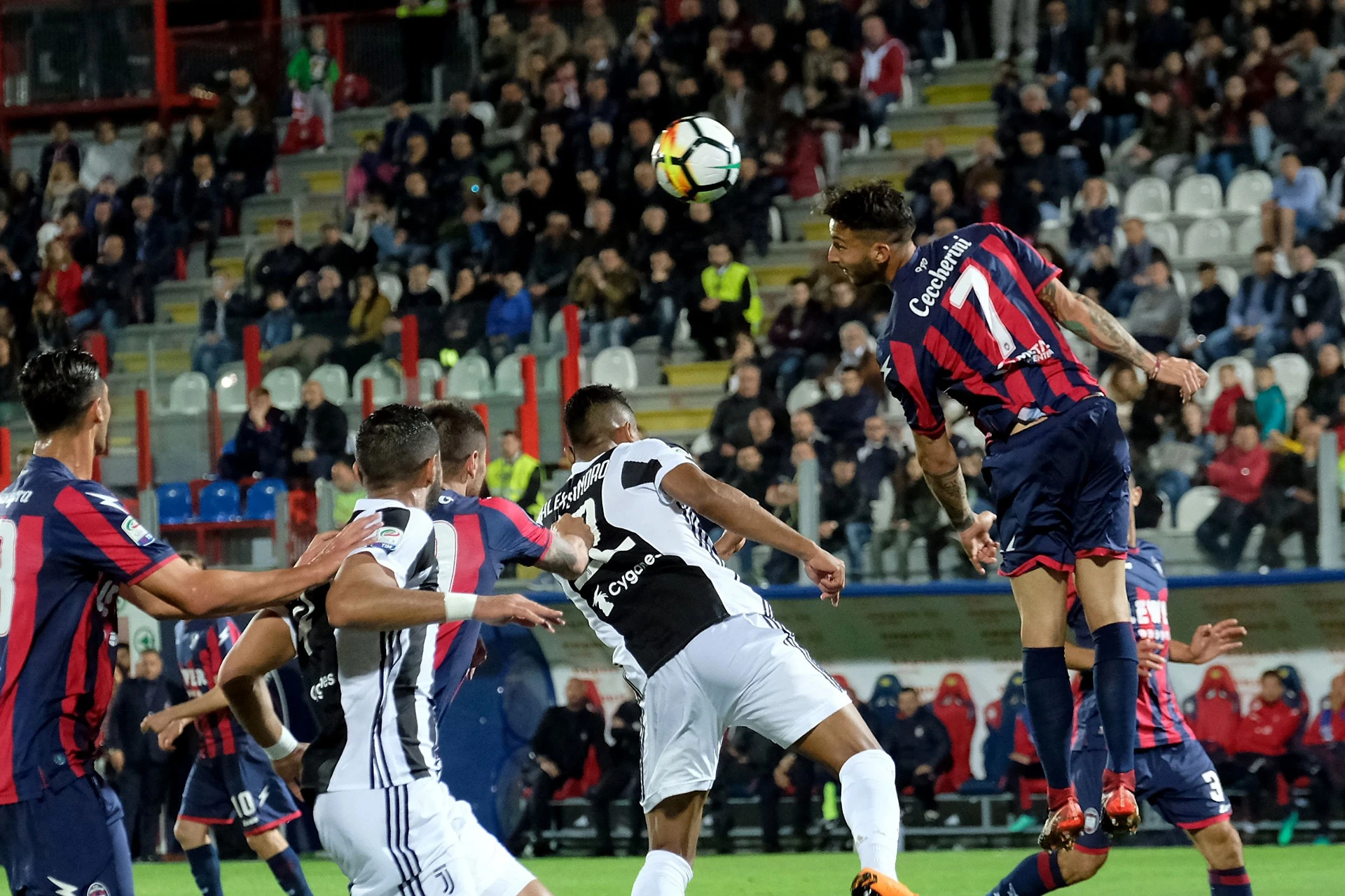 Il Napoli muore e risorge. Scudetto, corsa riaperta. Juve, che frenata a Crotone