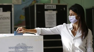 Virginia Raggi, a Ostia "più schede che votanti". Ultimo disastro al seggio: un brutto sospetto