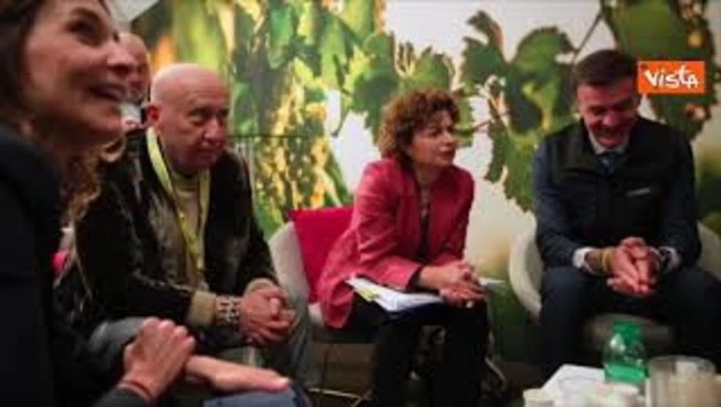 Commissario Ue all'Agricoltura Hansen indossa spilla "Make wine, not war" di Coldiretti al Vinitaly