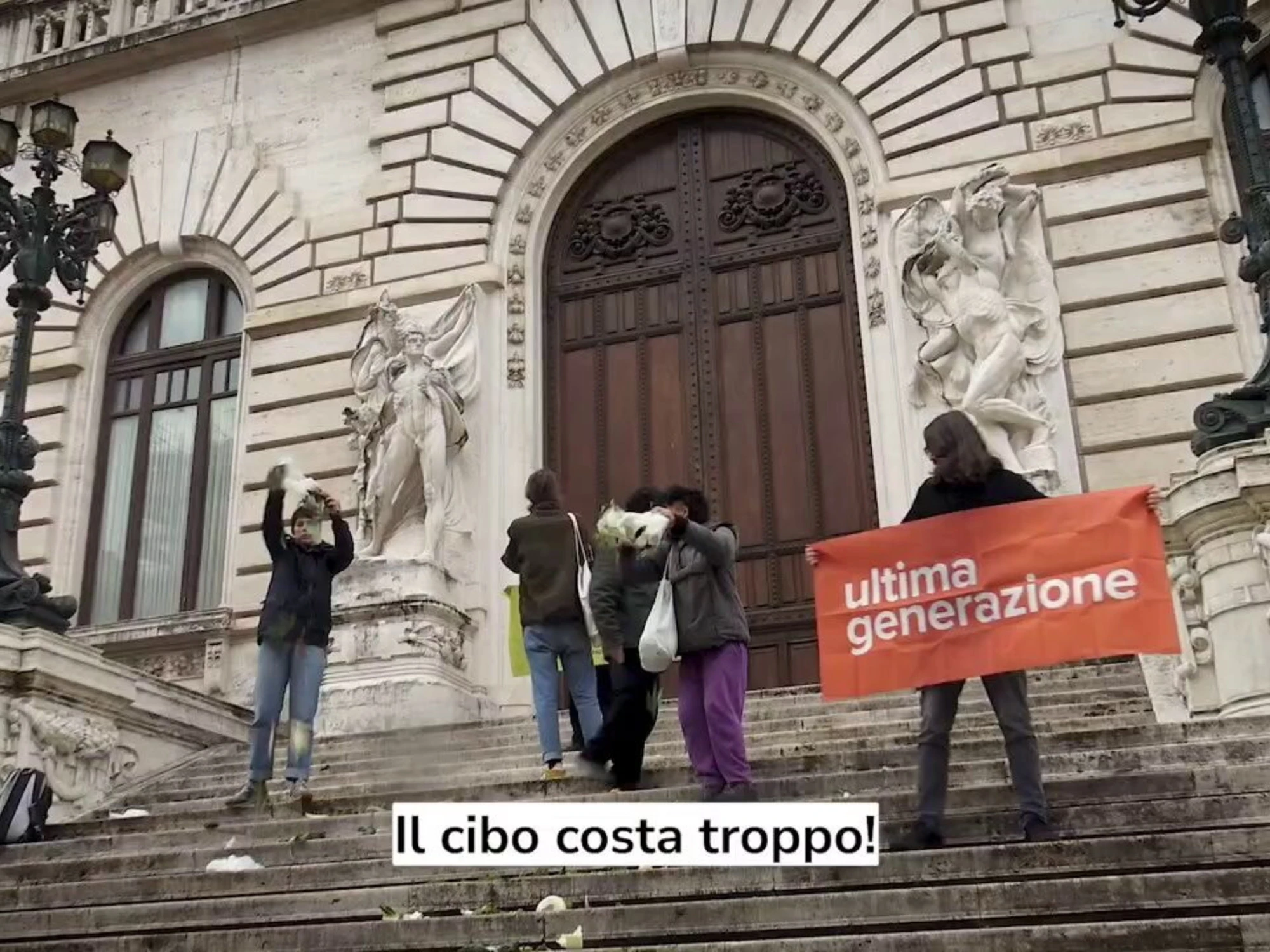 Ultima Generazione: i giudici assolvono i blocchi stradali e giustificano i vandali