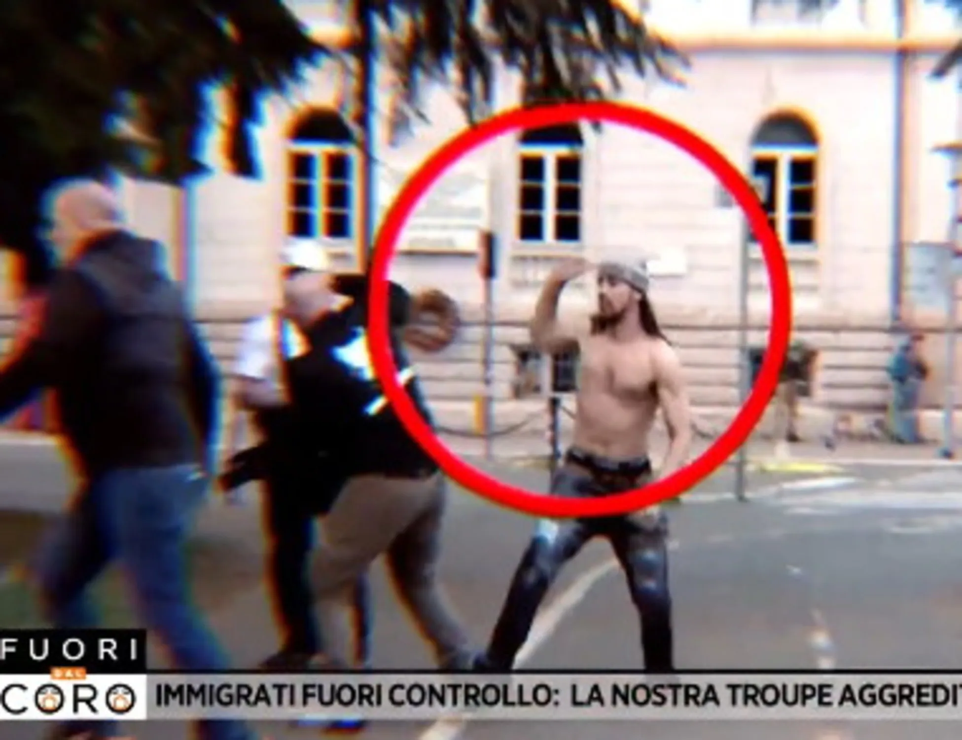 Leggi l'articolo: Branco di immigrati aggredisce inviato di Rete 4: immagini forti