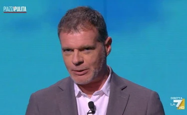 PiazzaPulita, Stefano Massini e il monologo d'odio: chi vota Trump? Pazzi, evasori e assassini