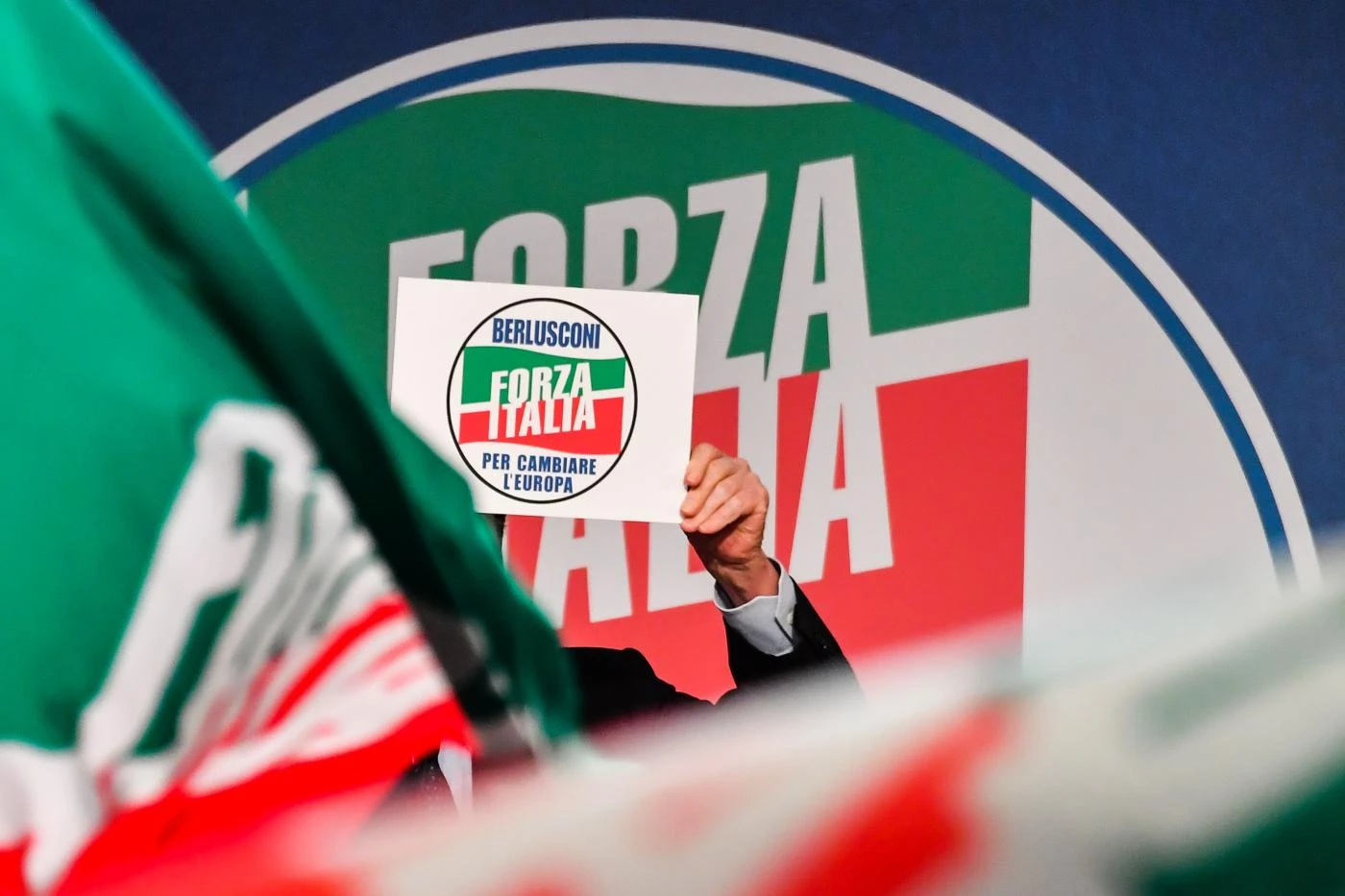 Forza Italia a pezzi: "Può accomodarsi alla porta". L'uomo del Cav vuole l'alleanza col Pd: lo cacciano