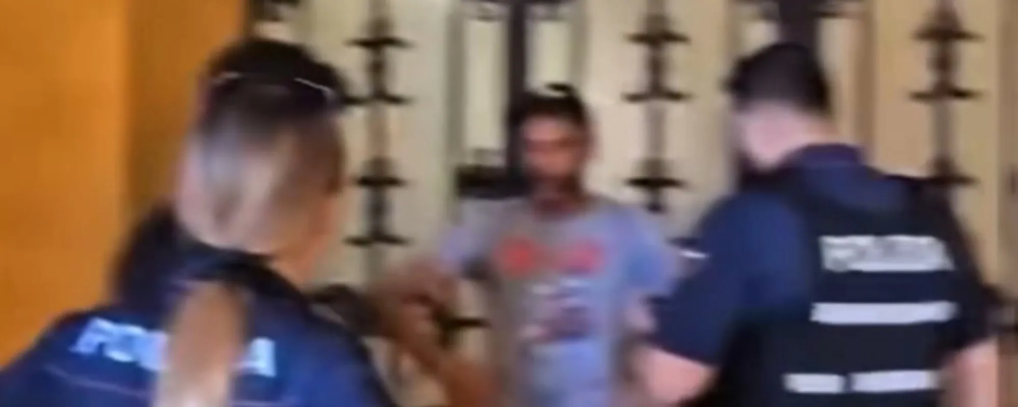 "Abbassa le mani": il tunisino impazzisce appena vede gli agenti