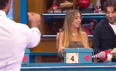 Affari Tuoi, De Martino: "Sto pacco te lo faccio....". Delirio per la gaffe a luci rosse