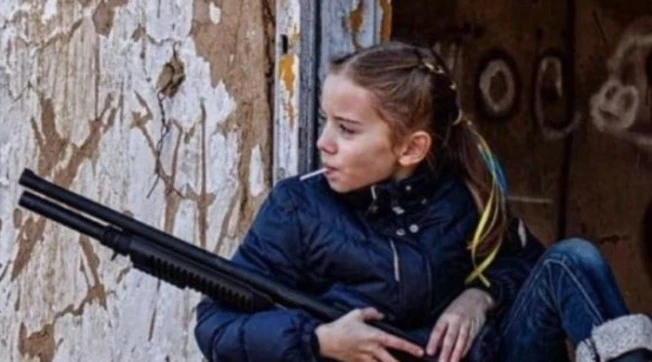 Ucraina, "la bambina con la caramella" e il fucile. "La verità? Era solo per...", le polemiche per questa foto dal fronte
