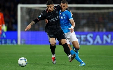 Il Napoli travolge la Cremonese 4 a 0: rimandata la festa scudetto nerazzurra