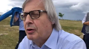 Vittorio Sgarbi contro la Lucarelli: "Inutile Selvaggia, attacchi Briatore per l'età? Ma se tu vivi nell'ignoranza".