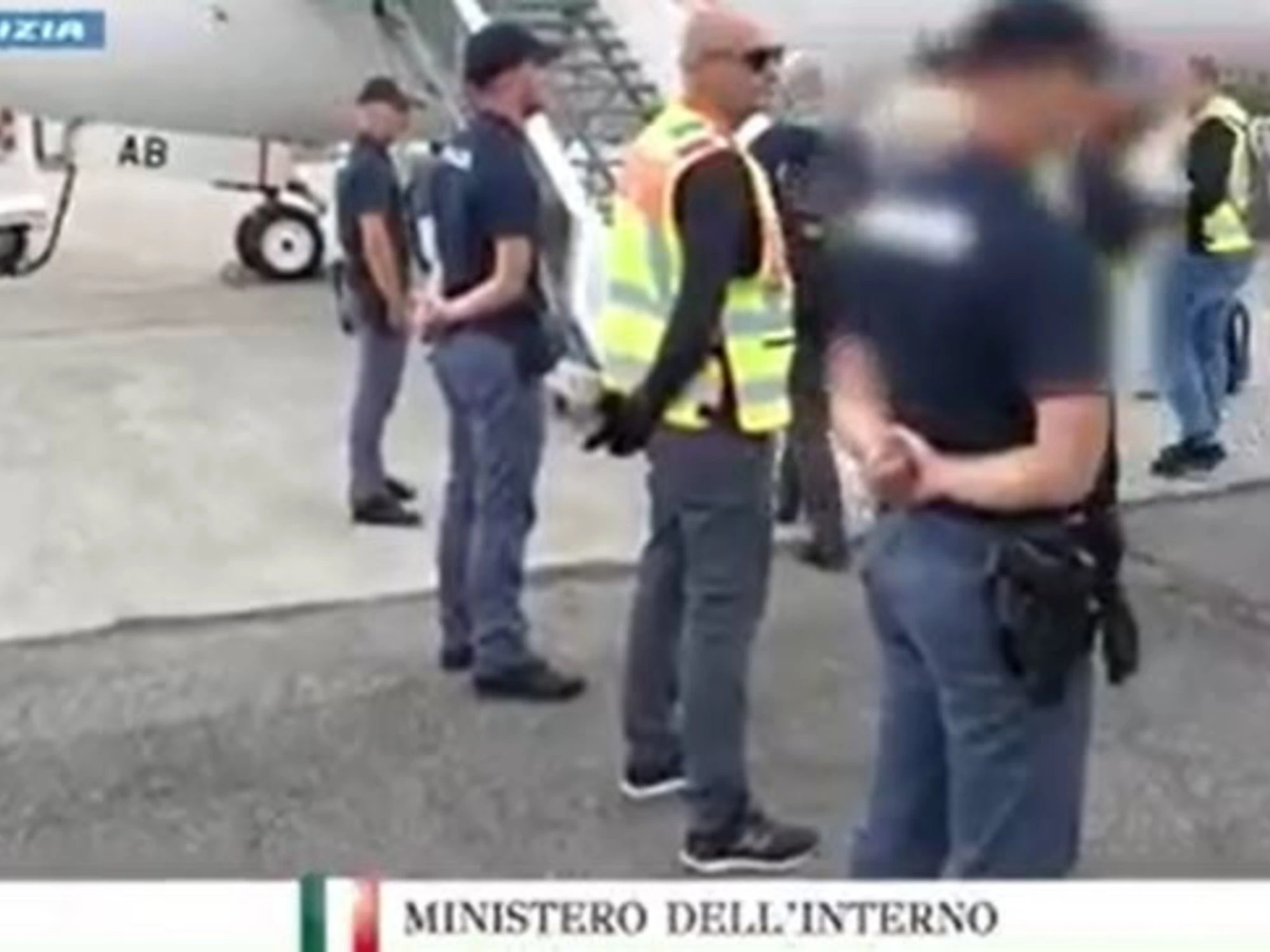 Bratan blocca la Milano-Meda per girare un video: espulso. Piantedosi: "Imbarcato sul primo volo"