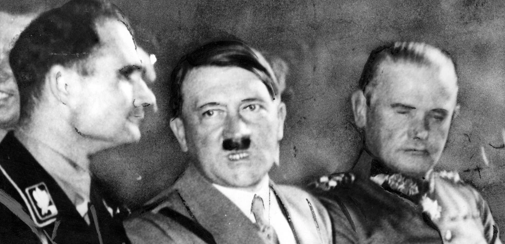 Adolf Hilter, la Cia svela il rapporto segreto: non solo bisex, aveva anche tendenze sadomaso