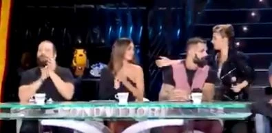 Belen Rodriguez ed Emma Marrone a Tu si que vales, si incrociano dopo le corna: occhio al gesto