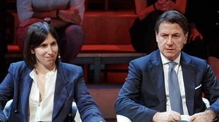 Schlein, il piano per azzopparla subito: Conte la colpirà alle spalle