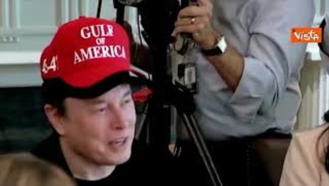Elon Musk cambia cappello, ora c'è scritto "Golfo d'America"