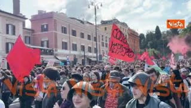 'Via i Governi della guerra', lo striscione alla manifestazione a Roma