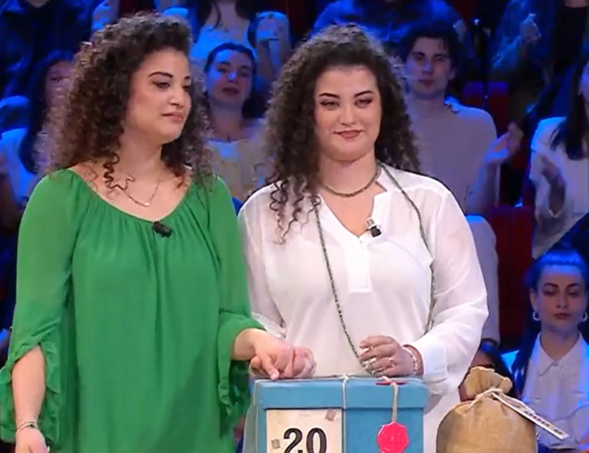 Affari tuoi, De Martino imbarazza Sara: "Sei la mia relazione più lunga"