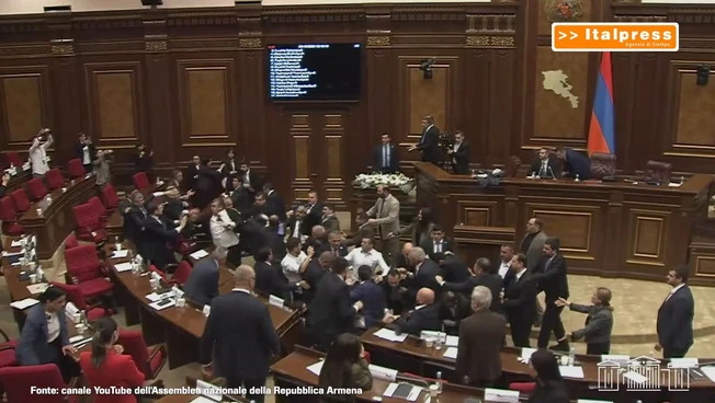 Armenia, volano pugni e calci nella mega-rissa in Parlamento