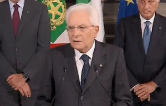 Sergio Mattarella: "La crisi va risolta in tempi brevi e con decisioni chiare. Martedì nuove consultazioni"