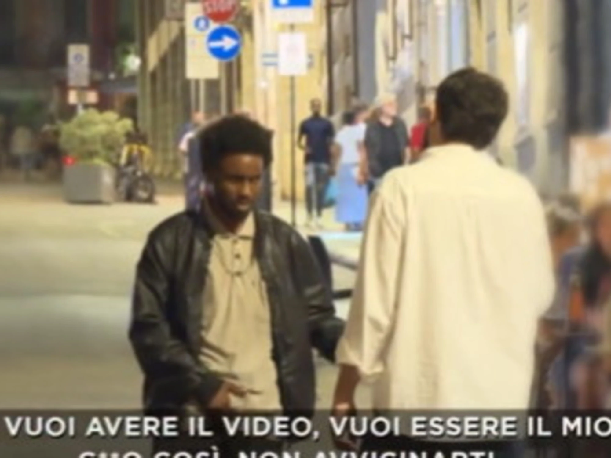 Fuori dal coro, l'immigrato minaccia l'inviato: "Un calcio nei denti, ti spacco la faccia, ti sparo"