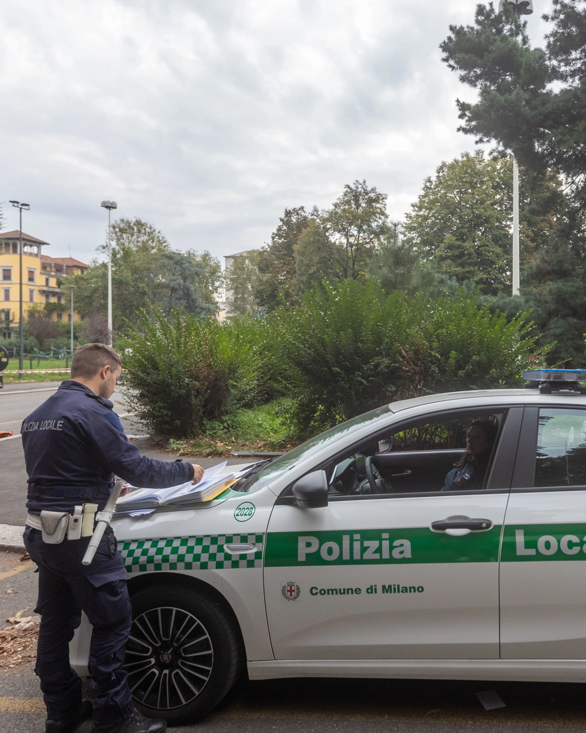 Milano, fuggono all'alt e speronano la Polizia: arrestati due marocchini