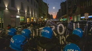 Torino, gli anarchici scatenano il caos: violenze e assalto ai negozi