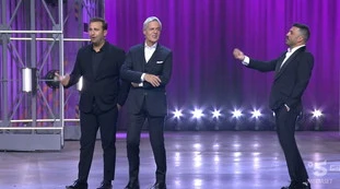 Claudio Baglioni, Pio e Amedeo a Uà: "Depravato, quanto guadagni? Qua sono le Cayman". Imbarazzo a Mediaset