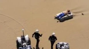 Rimini, agenti in spiaggia per un cittadino steso sul lettino. La foto-scandalo: "Ridicola prova di forza"