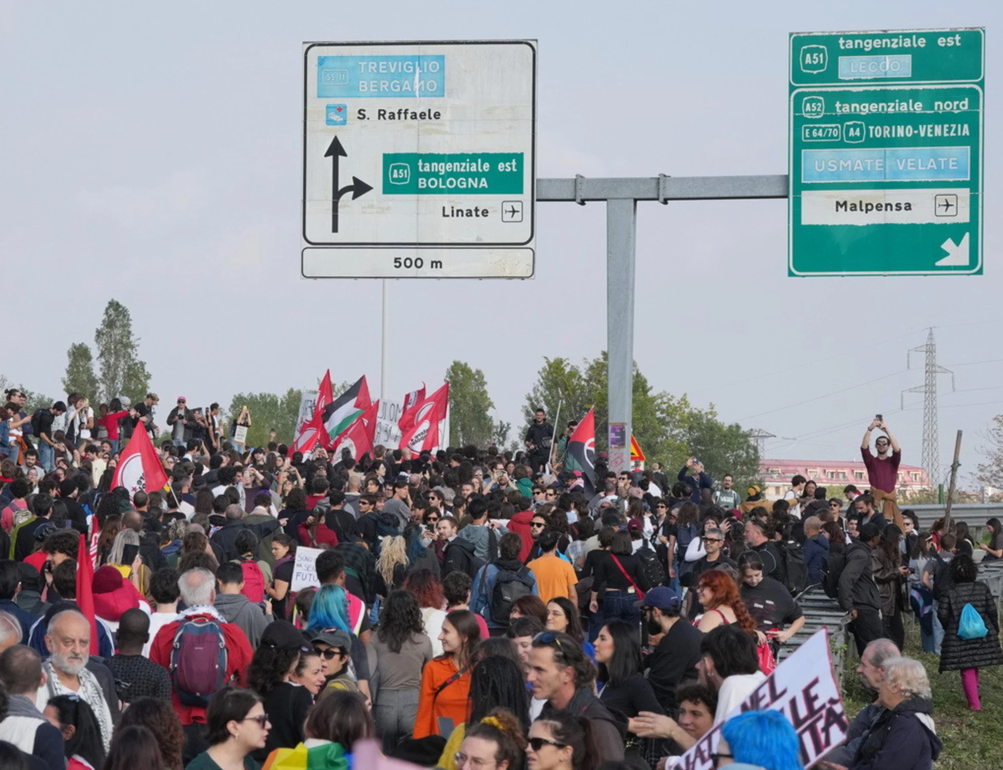 Sciopero, a Milano 30mila occupano la tangenziale. L'orrore sulla "testa della Meloni"