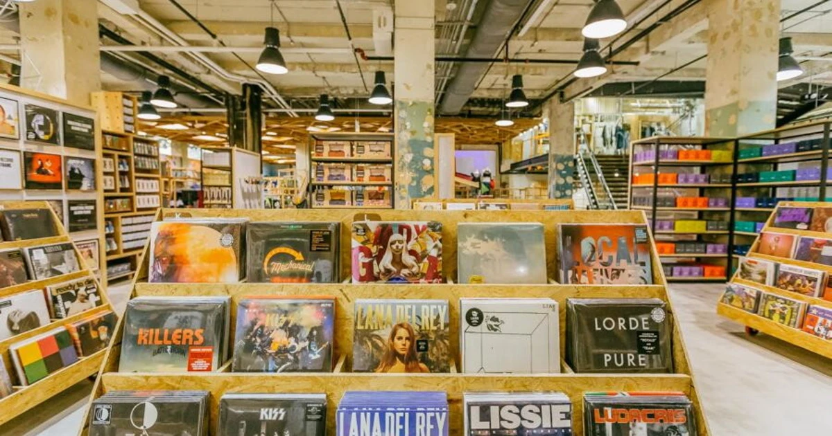 Urban Outfitters, il negozio di abbigliamento che vende più vinili di Amazon