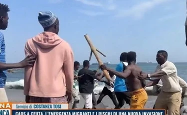 Ceuta, rissa bestiale tra i migranti davanti all'inviata di Zona Bianca: "Per una donna è pericoloso"