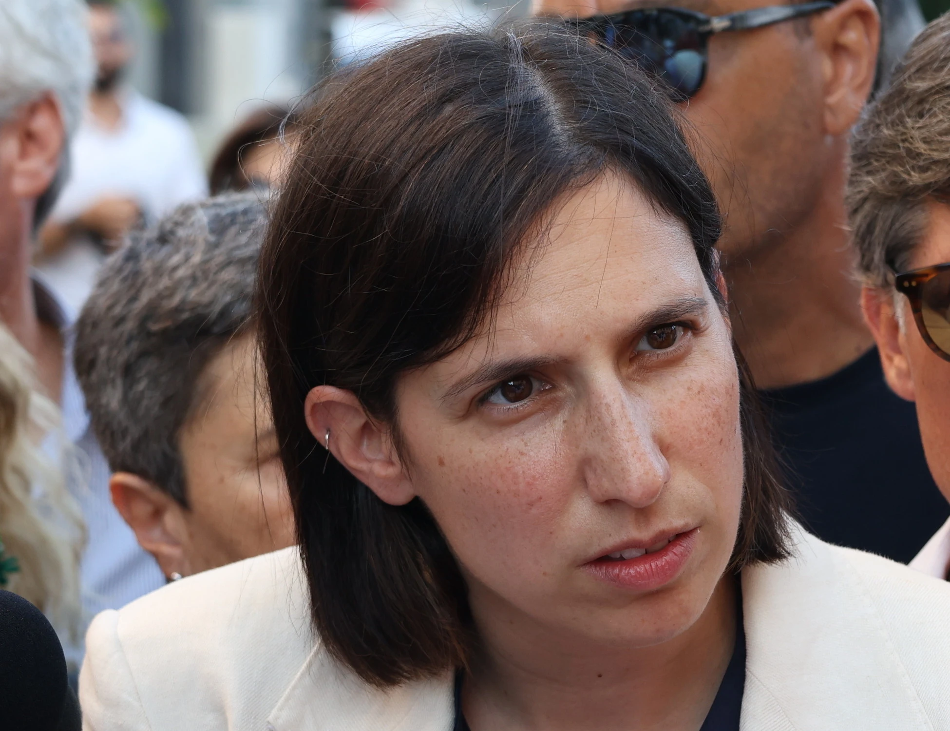 Elly Schlein, fuoco amico di De Angelis: "Dov'è? Anche in Parlamento le parlano dietro"