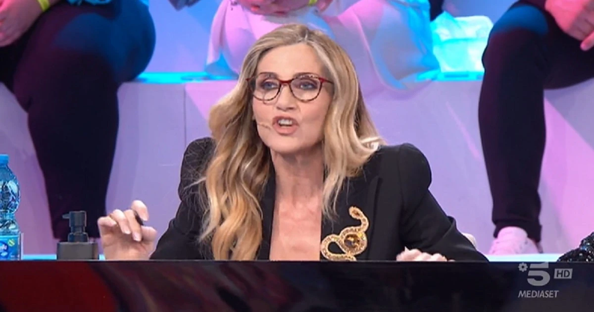Amici, "stai rosicando". E Lorella Cuccarini perde la testa: delirio su Canale 5