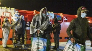 Lampedusa sotto attacco, raffica di barchini in poche ore: immigrati, le cifre impressionanti dello sbarco