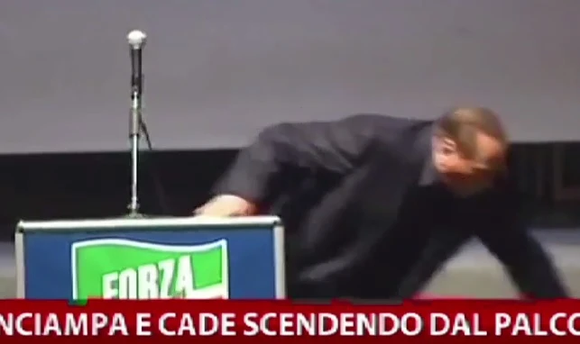 Genova, Silvio Berlusconi è caduto dal palco del comizio di Genova per Giovanni Toti