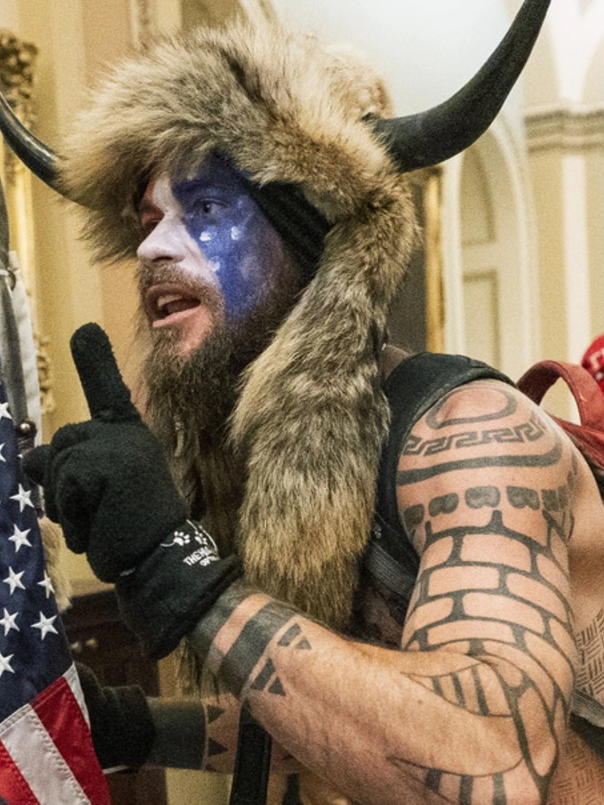 Jake Angeli, clamoroso: lo sciamano di Capitol Hill insulta e scarica Trump