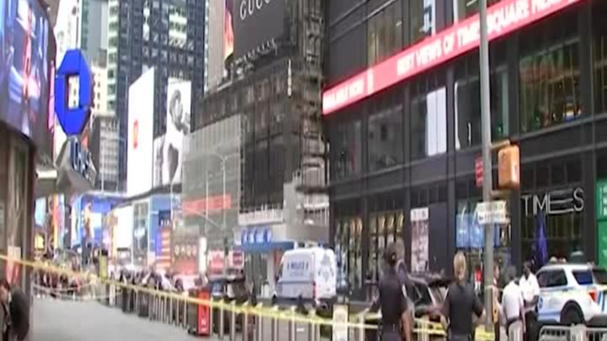 New York, donna accoltella due persone a Times Square