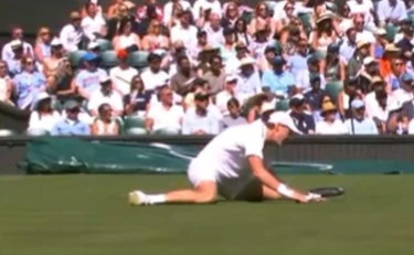 Jannik Sinner, esordio drammatico a Wimbledon: caduta rovinosa, urla, sangue. Ma rimonta Kecmanovic e vince