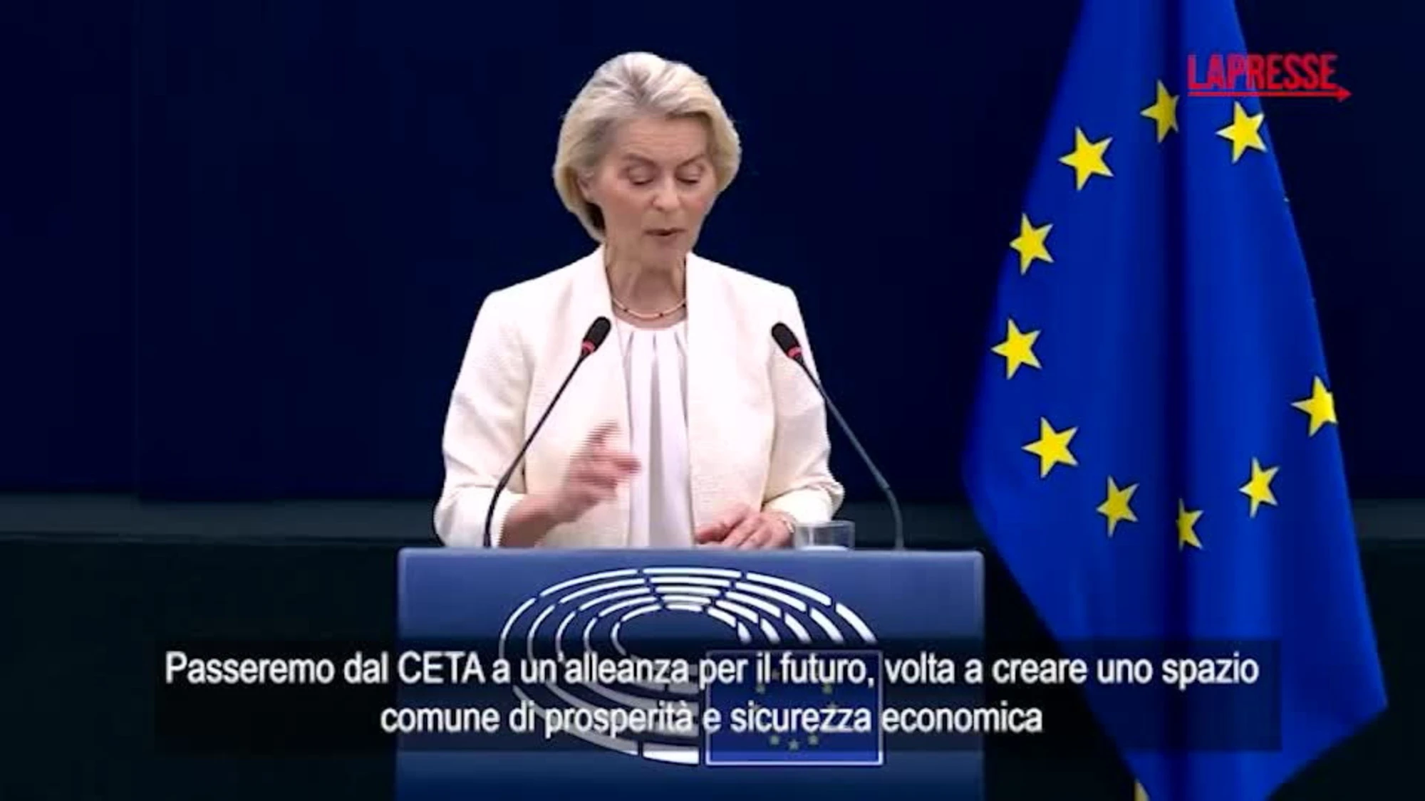Ue, l'abbraccio tra von der Leyen e il primo ministro del Canada Carney