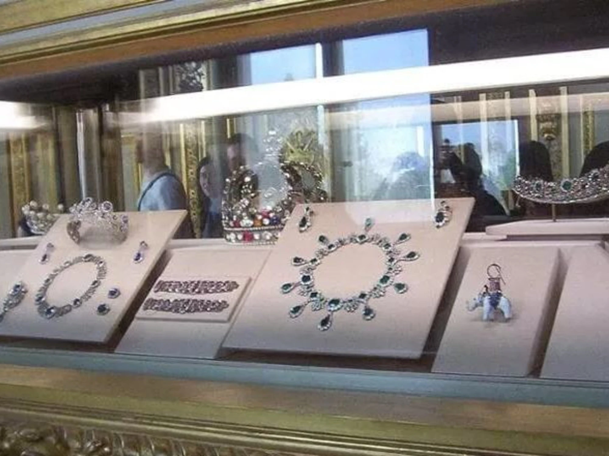 Clamorosa rapina al Louvre: "Rubati i gioielli di Napoleone", fuga in scooter