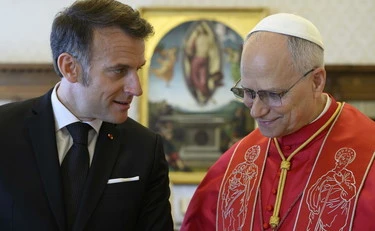 Emmanuel Macron schiaffeggiato anche da Papa Leone XIV