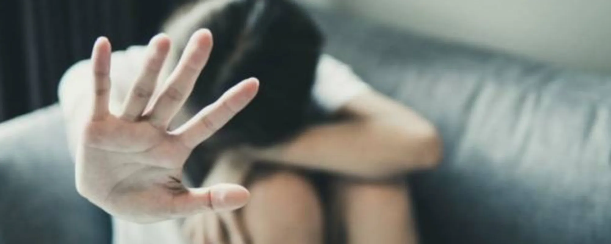 Sequestra la ex e il figlio, lei si salva grazie a un video