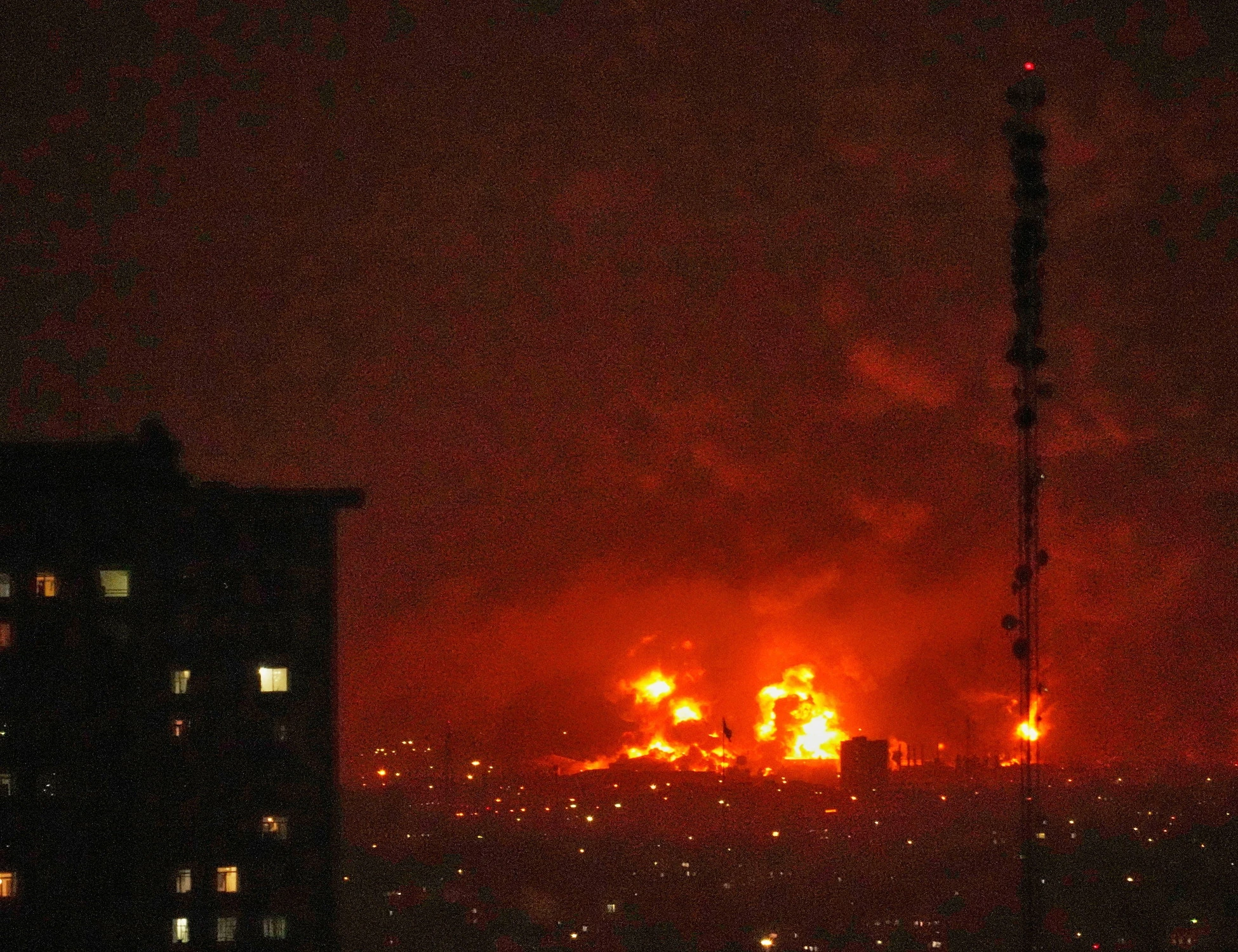 Iran, la guerra nel Golfo. Teheran minaccia: "Israele pagherà un conto salato"