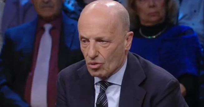 Alessandro Sallusti difende Silvio Berlusconi: "Le accuse di Graviano? I mafiosi sono uomini di mer**"