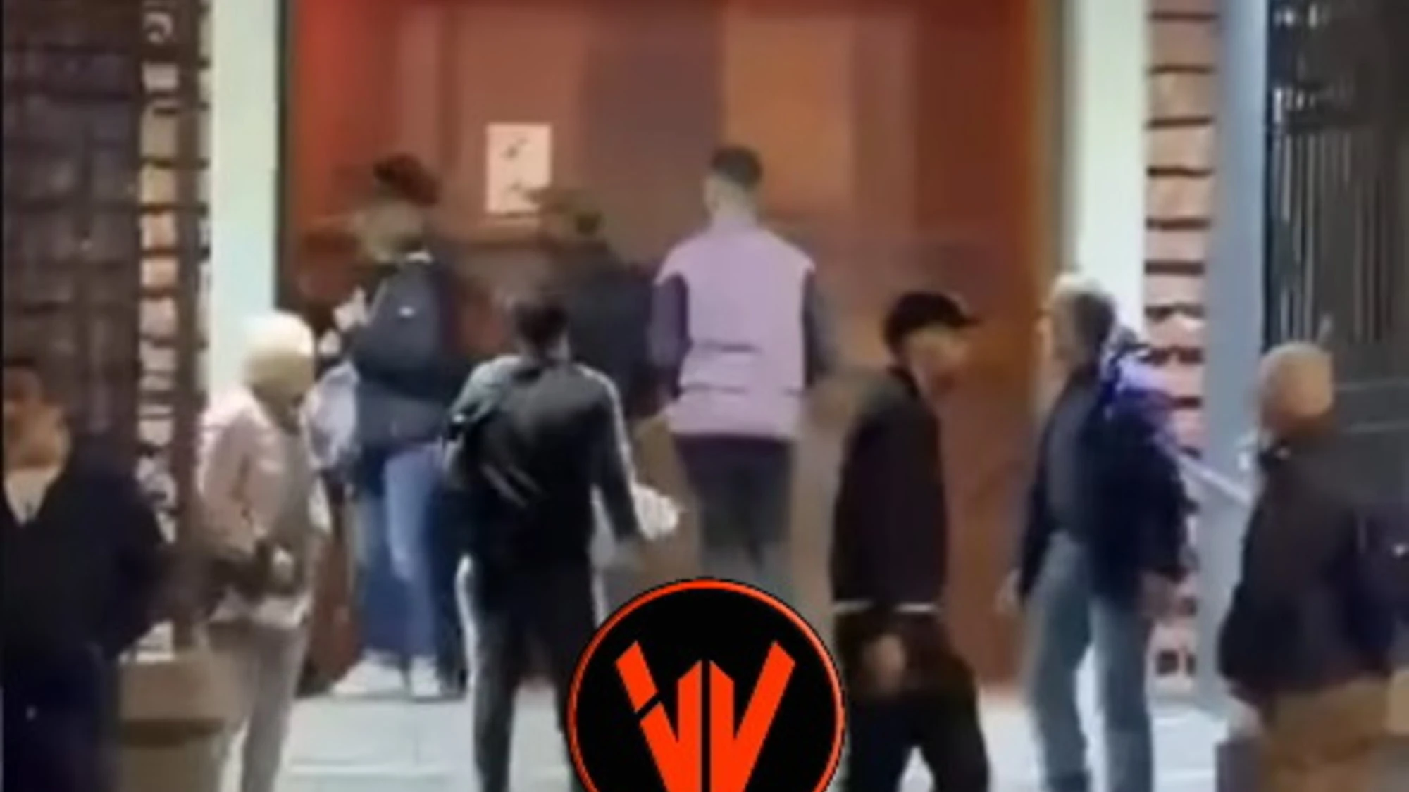 Milano, sfasciano la bancarella poi lo inseguono in chiesa: violenza-maranza