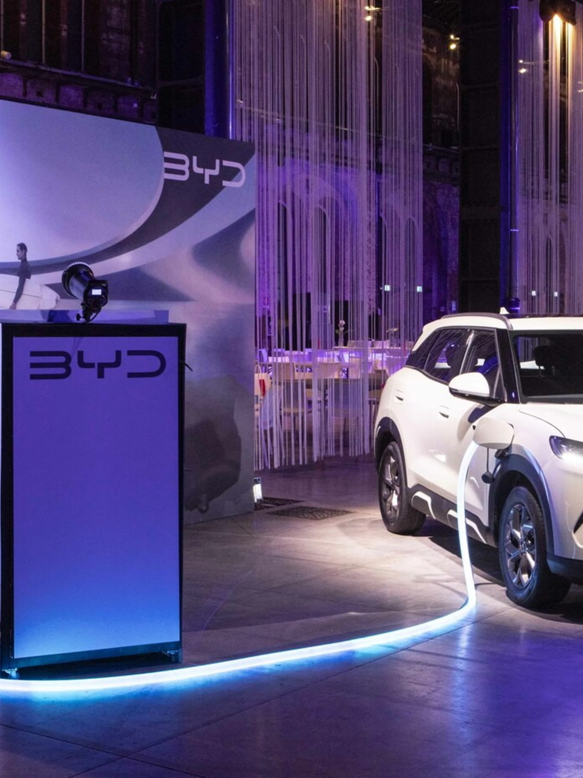 Byd, ricarica in 5 minuti e sconti fino a 8mila euro: l'auto elettrica terremota il mercato globale