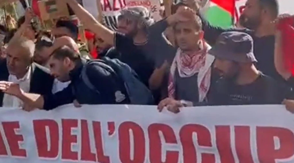 Roma, la piazza anti-Israele: "Stato criminale", tensione con la polizia